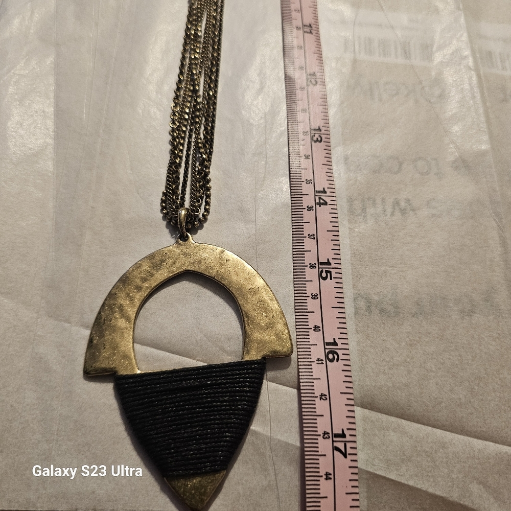 Gold and Black Pendant Necklace - Picture 4 of 4